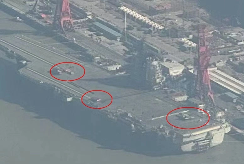 长兴岛船坞内的福建舰被拍到明显地有2 部小红车正同时测试电磁弹射，而在甲板后端有一架形似歼-35的飞机也已经上舰预备参与测试。（图：腾讯网）