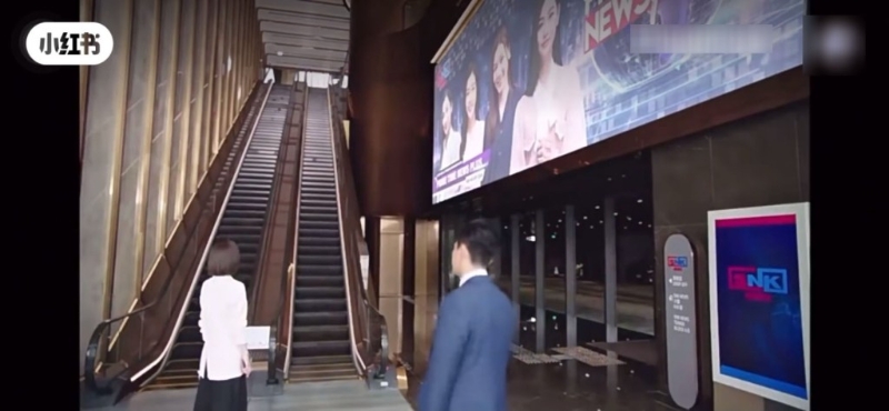 片中可见，黄宗泽饰演的角色“古肇华”在SNK门前下车。