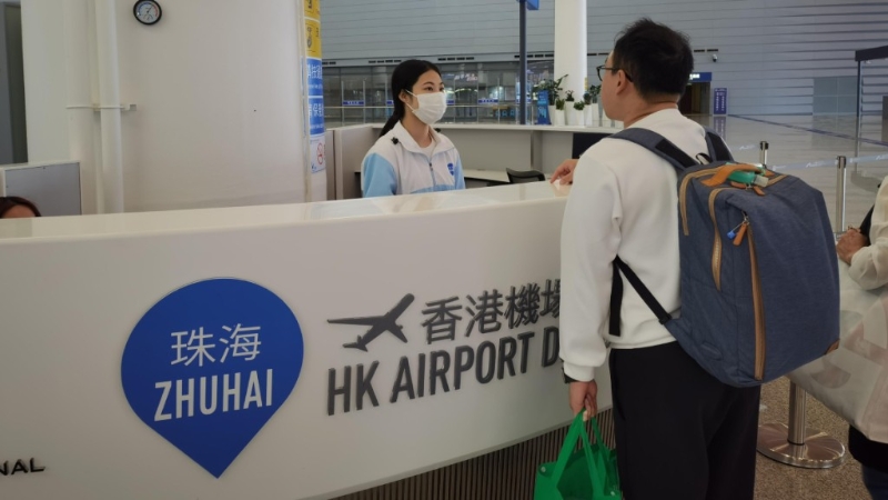 「经珠港飞」12日起实施后，旅客在内地完成边检查验，便可用陆路直达香港机场。央视
