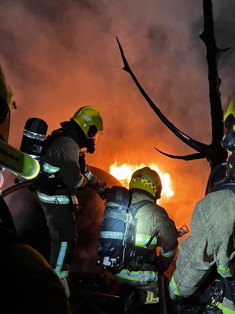 消防到场扑救，惟救火行动持续近3小时，仍未将火救熄。