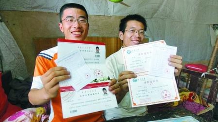齐太磊和弟弟当年同分考上重点大学。