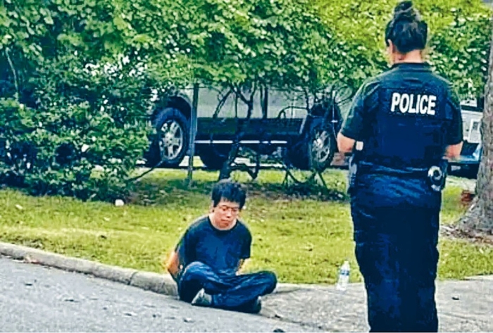 北卡罗来纳大学博士生齐太磊周一涉嫌枪杀助理教授严资杰后，在校园里被警员拘捕。