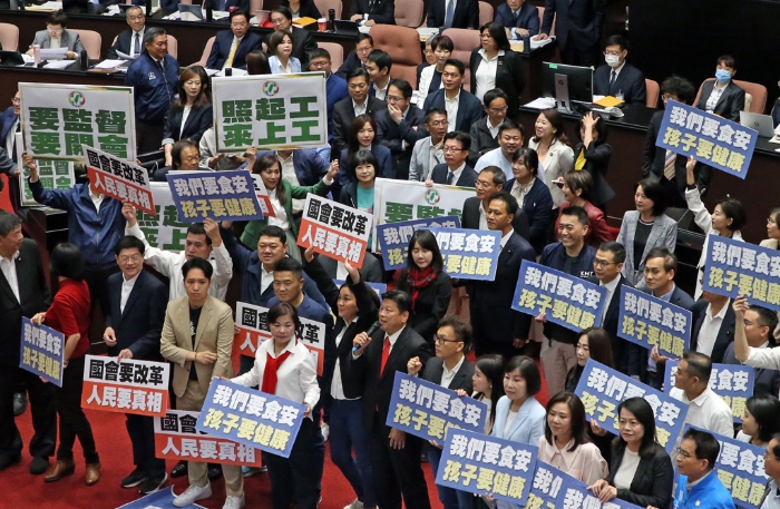 “立法院”新会期20日开议，国民党立院党团在陈建仁进行施政报告前进行杯葛，要求进行食安专报。