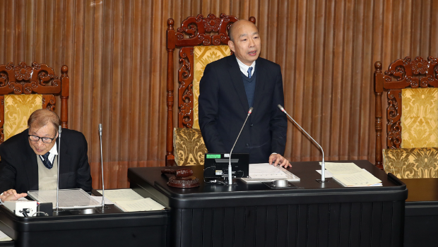 “立法院”20日开议，韩国瑜（中）主持院会。