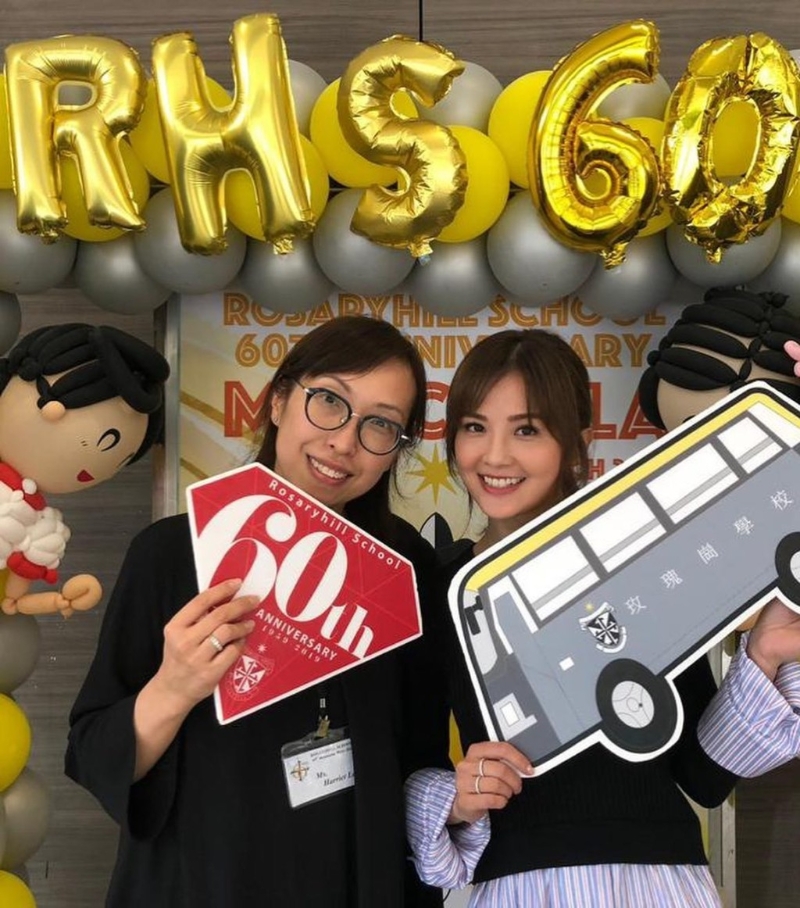 蔡卓妍（右）去年曾贴出与中学老师的最新合照。