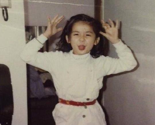 有网民又分享蔡卓妍的童年照。