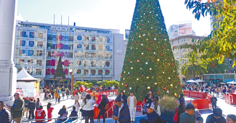 圣诞期间逛联合广场梅西百货是很多三藩市居民的节日传统之一，图为去年圣诞期间的景象。本报资料图片，记者徐明月摄