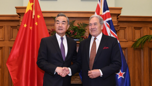 外交部长王毅（左）在惠灵顿同新西兰副总理兼外长彼得斯举行会谈、