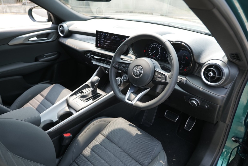 Alfa Romeo Tonale标准配有12.3寸数码表板及10.5吋中控台触屏。