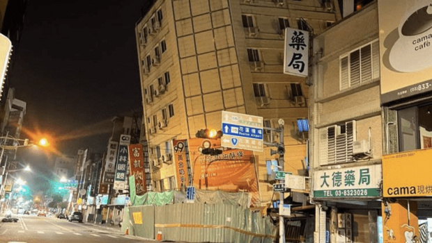 台湾花莲县余震不断停工停课，两危楼一倒塌一严重倾斜