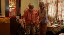 我要赞佢 | 美孚92岁婆婆10年无剪指甲，关爱队与仁医襄助除苦楚