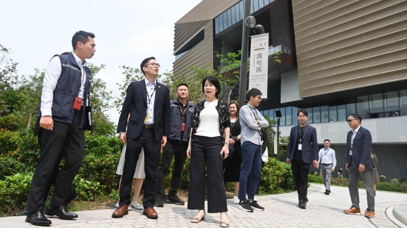 旅游事务专员沈凤君（前排左三）联同旅游业监管局代表，到香港故宫文化博物馆，视察景点在黄金周迎接旅客的人流管理。 政府新闻处