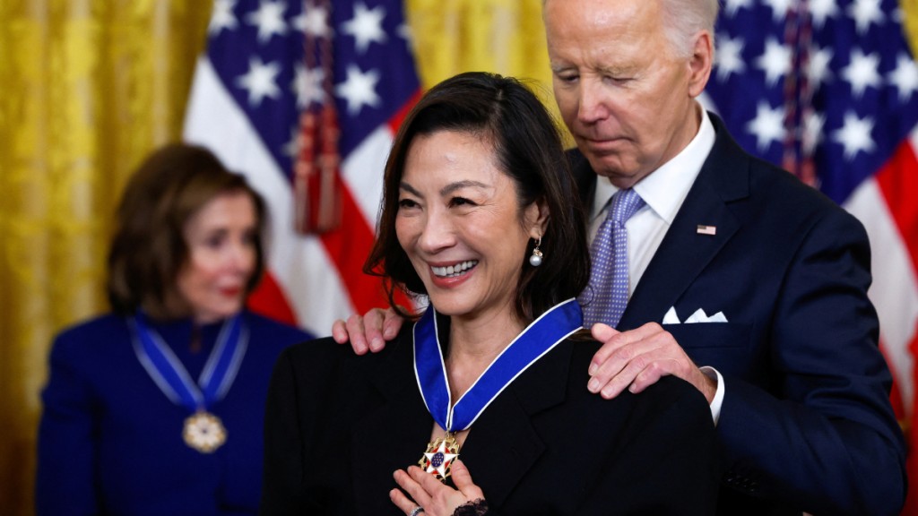杨紫琼赴白宫亲领，获拜登颁总统自由勋章