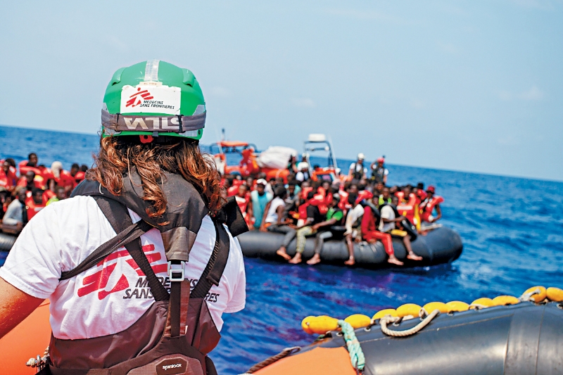苏衍霈与团队搜救海上难民