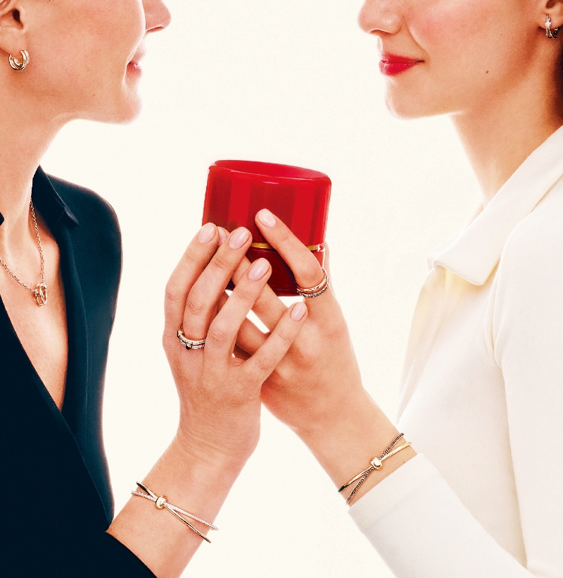 Pomellato Together系列以璀璨钻石点缀玫瑰金的交叠式设计，代表母亲与子女之间无条件的爱。 （手镯$86,900、指环$22,100至$24,900）