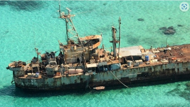 菲方派民船向“坐滩”仁爱礁军舰运送生活物资，中国海警“全程监管”