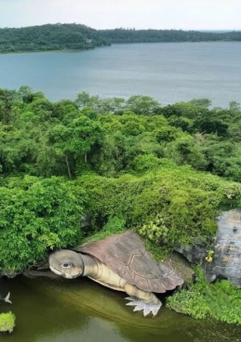 1. 湖光岩风景区 国家4A级旅游景点湖光岩风景区，被联合国地质专家称为研究地球和地质科学的天然年鉴。图片来源：小红书@西瓜小梁