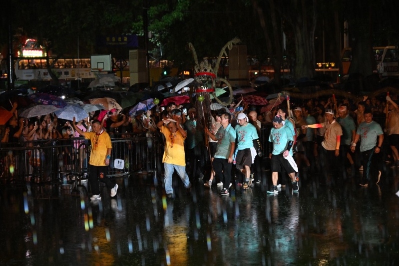 大火龙雨中起龙。