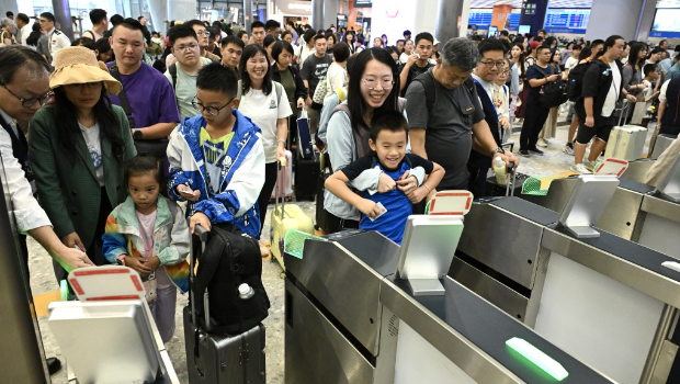 国庆黄金周︱江苏客留港一晚不手软，豪花十几万买奢侈品