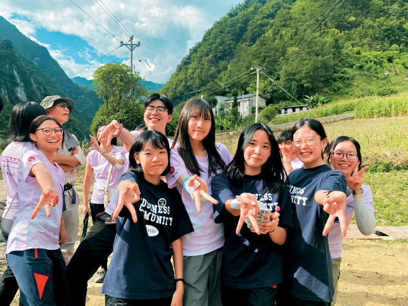 仍在香港就读中学的Karen（中间粉红衣）在重庆星溪村结识了一班来自内地及香港的大学生。