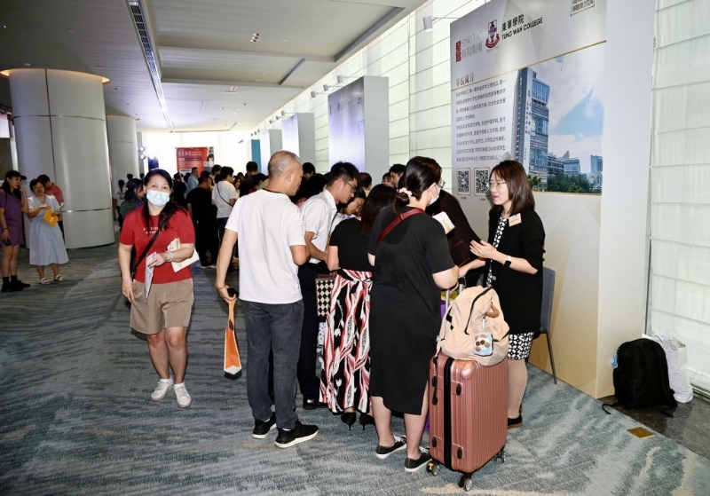 首届“香港高等教育博览会”的报名情况非常踊跃。 苏正谦摄