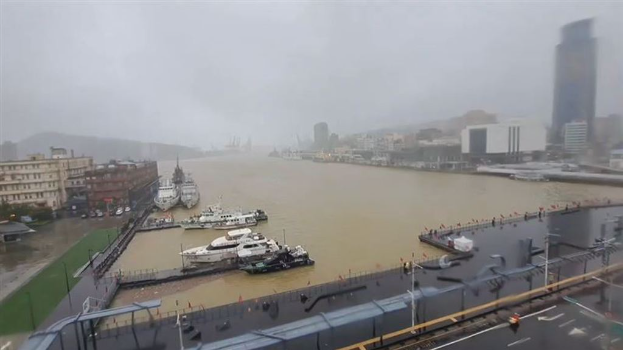 暴雨猛袭台湾基隆港变色！港内整片黄水，居民：第一次看到