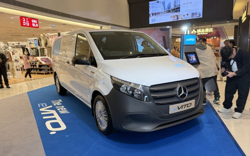 奔驰Mercedes-Benz全新纯电eVito备有60kWh及90kWh锂电选择，最高续航力可达381km。