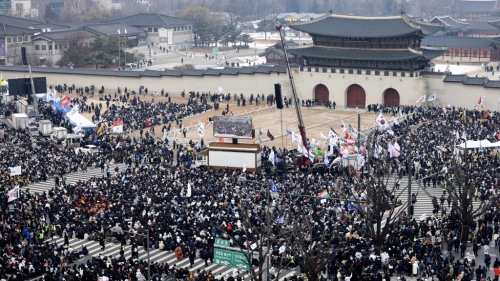 支持和反对弹劾尹锡悦两派人马在光化门对峙。路透社