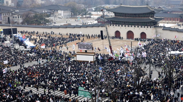 韩国戒严｜国会弹劾尹锡悦，首尔支持vs反尹群众对立示威