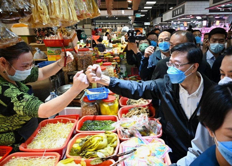 李家超到街市與市民商戶交流。