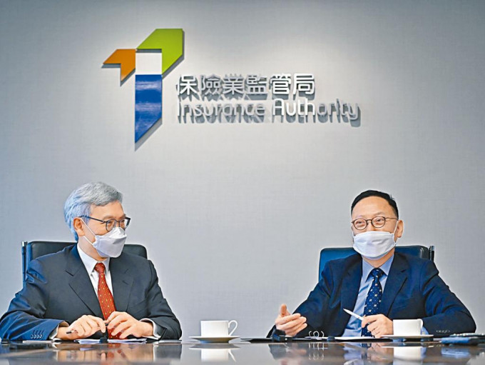 张云正(右)表示，本港致力建立一个蓬勃的保险相连证券生态圈。