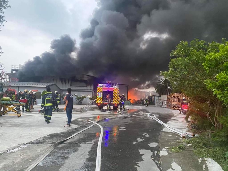 彰化芬園塑膠工廠爆炸大火，現場濃煙火光成蕈狀雲沖天，中彰投三縣市清晰可見。(芬園鄉長林世明提供)