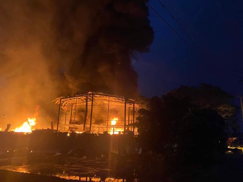 彰化芬園塑膠工廠爆炸大火，現場濃煙火光成蕈狀雲沖天，中彰投三縣市清晰可見。(芬園鄉長林世明提供)