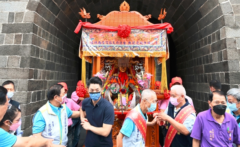 蔣萬安(左2)體驗媽祖聖像重回臺北城盛事，期許帶動市民認識臺北文化歷史。（圖／取自蔣萬安臉書）