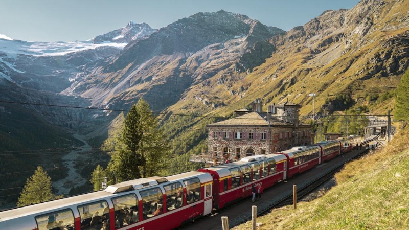 到瑞士不可錯過的便是能飽滿夢幻美景的火車之旅；圖為Bernina Express伯連納快線。（瑞士國家旅遊局提供）