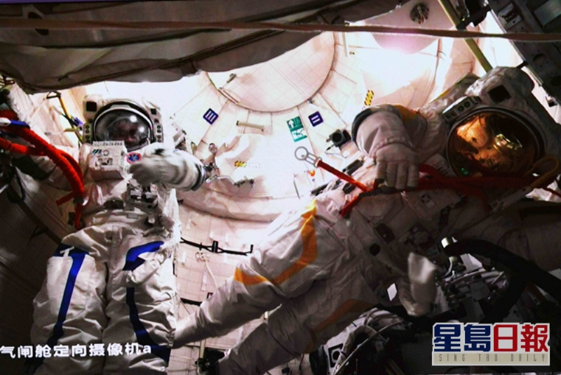 陳冬（左）、蔡旭哲結束出艙任務返回問天實驗艙的畫面。