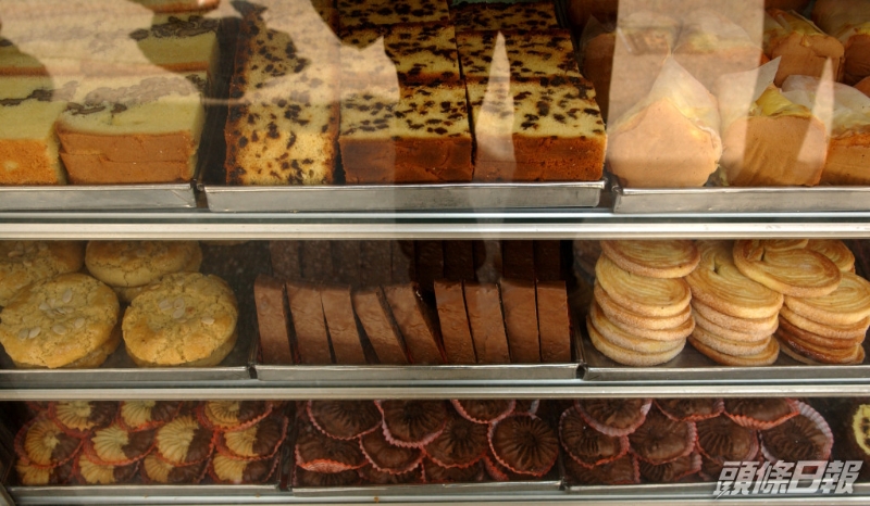豪华饼店有多款驰名糕饼，包括发哥必吃的酥皮蛋挞、合桃蛋糕，和发嫂至爱的菠萝包及鸡尾包，此外提子包、花卷亦出名好食。 资料图片