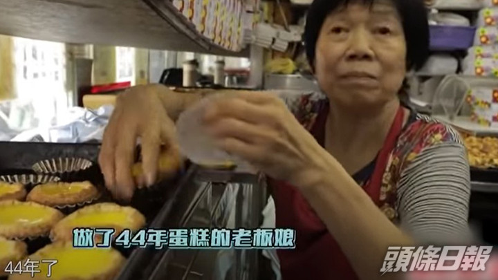 发哥在2018年曾带著名主持人鲁豫到豪华饼店吃至爱的合桃蛋糕，他坦言「很有香港味道」。 （东南卫视影片截图）