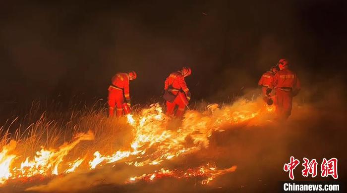 图为森林消防队员进行灭火作业。　张彬彬 摄
