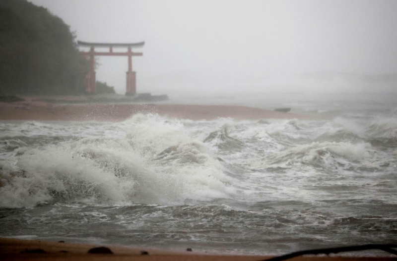 台风南玛都吹袭日本九州风雨交加。 AP图片