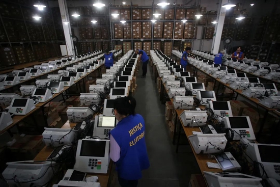 当地时间2022年9月23日，巴西阿雷格里港，巴西大选将至，选举工作人员准备电子投票机。图/IC photo