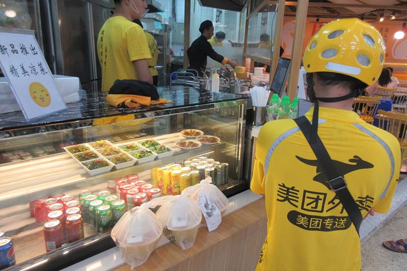 1280px-SZ_深圳_Shenzhen_蛇口_Shekou_shop_restaurant_美團_Meituan_food_delivery_worker_uniform_yellow_August_2018_IX2 2222