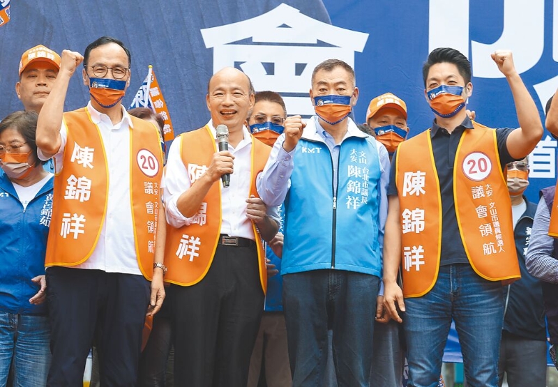 在台北市议长陈锦祥（右二）竞选总部成立大会中，国民党主席朱立伦（左起）、前高雄市长韩国瑜、国民党台北市长候选人蒋万安（右）合体造势。（姚志平摄）