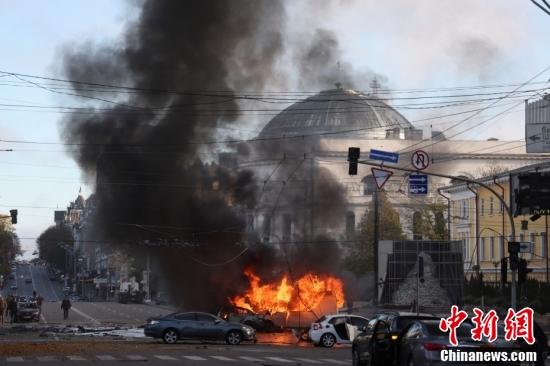 资料图：当地时间2022年10月10日，乌克兰首都基辅市中心发生多次爆炸。图为基辅市中心爆炸导致汽车燃烧。