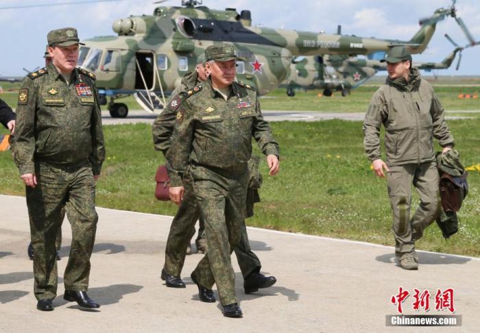 资料图：4月22日，俄罗斯国防部发布消息称，俄军在克里米亚地区举行大型跨军种演习。期间，俄罗斯国防部长绍伊古(左二)前往演习现场视察。<a target='_blank' href='/'>中新社</a>发 俄罗斯国防部供图