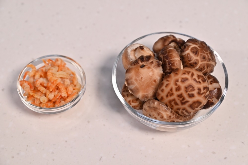 1. 蝦米、冬菇浸水至軟。 Soak the dried shrimps and shiitake mushrooms until soft.