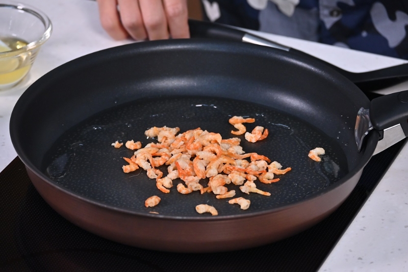 4. 起油鑊，炒香蝦米。Heat oil in a wok and fry dried shrimps until fragrant.