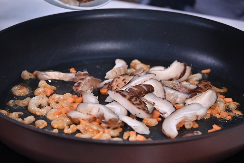 5. 加甘筍粒、冬菇片炒香。Add the diced carrot and sliced shiitake mushroom and fry until fragrant.