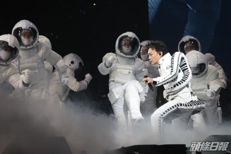 陈奕迅站在太空舱上在台中升起出场。