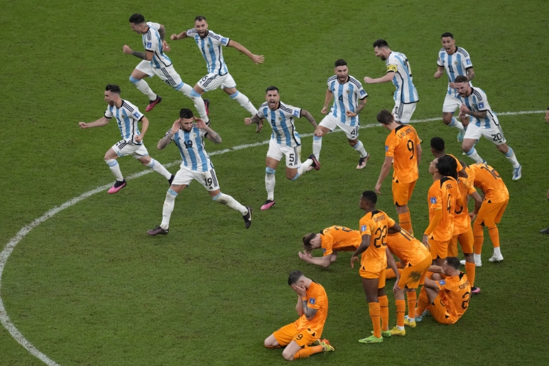 阿根廷及荷蘭球員的表情形成極大反差。 AP